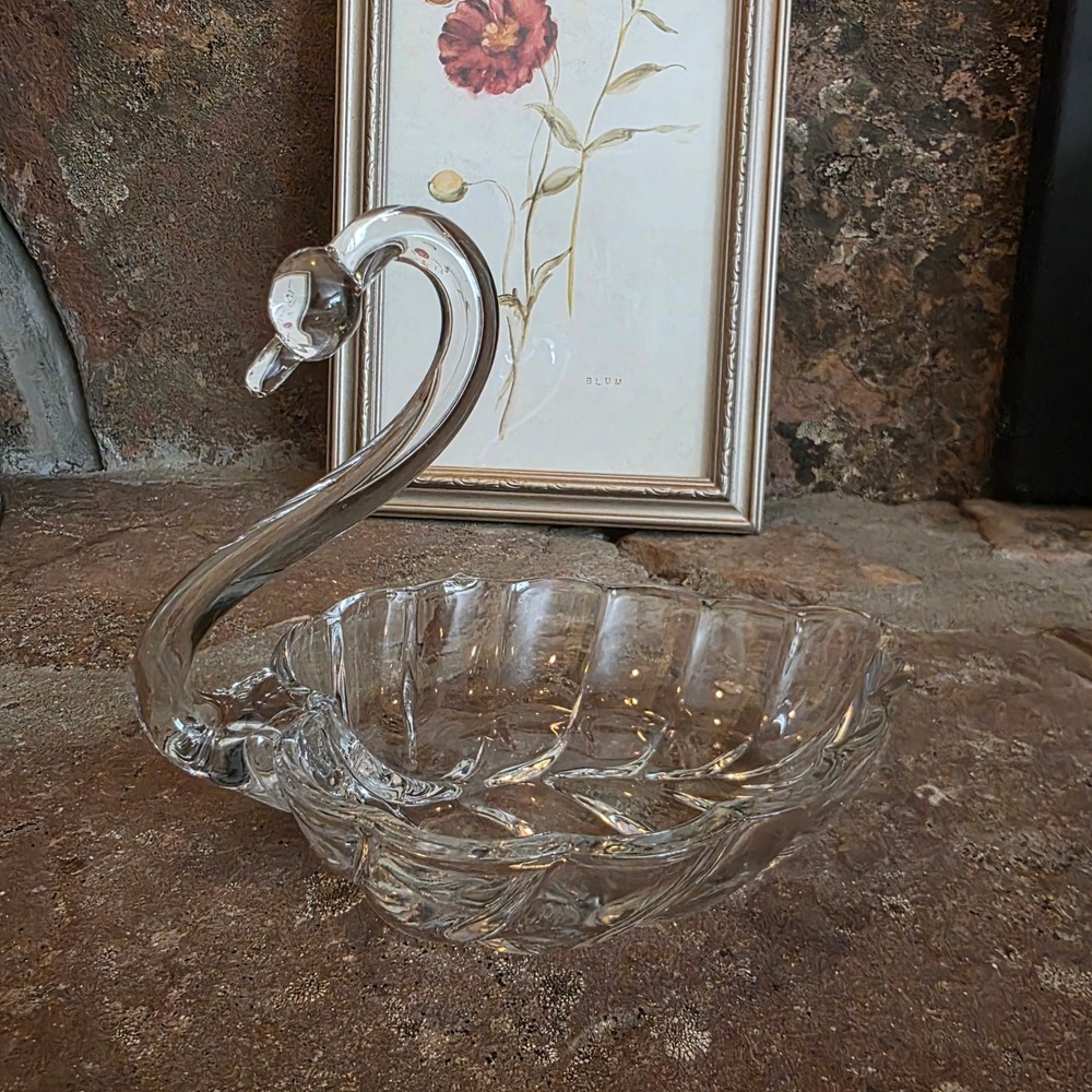 Vintage Clear Glass Swan Dish Scalloped Leaf Trinket Bowl Candy Dish hand towels
